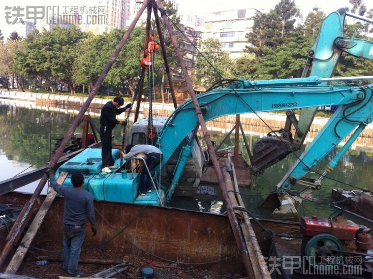 住友120掉河里洗白白了