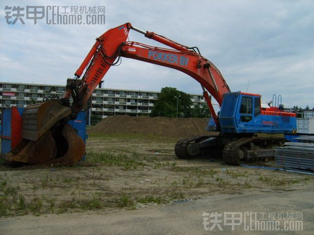 （有獎競猜）猜猜這是什么品牌的挖機，什么機型的，頭一名獎勵20枚鐵甲幣外加100升柴