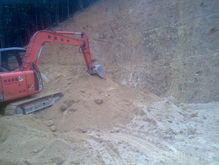 看看山區(qū)農(nóng)民怎樣建房。