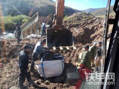 开了40多公里到工地开始搭料台
