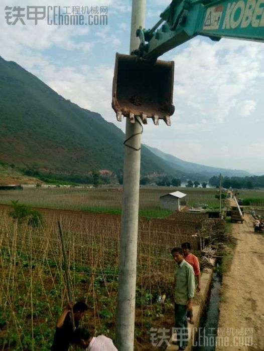 60挖機(jī)掉12米的電桿 技術(shù)不好的話 會吧電桿砸斷