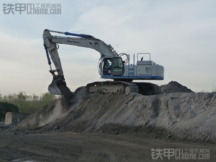 國外的CAT D8T與HITACHI EX500工作實拍