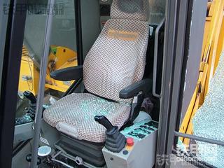 国外的挖机也被砸，原来阻挠施工的事情不只是会发生在大天朝啊，可惜了这些好机机