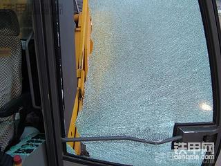 国外的挖机也被砸，原来阻挠施工的事情不只是会发生在大天朝啊，可惜了这些好机机