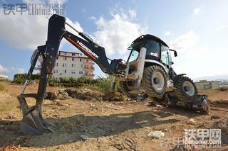 在表叔家付近拍到的外两头忙