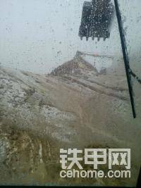 山頂那堆石頭據(jù)說是喇嘛的不能碰。 
