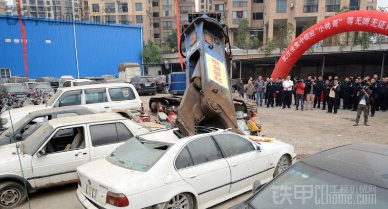 武漢銷(xiāo)毀4000多萬(wàn)元奔馳寶馬路虎等車(chē) 市民感言“可惜”