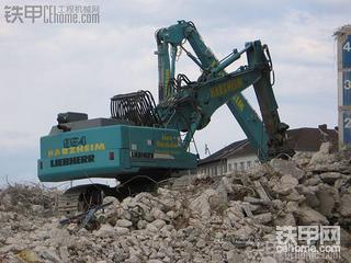 不一样的拆楼，利勃海尔9543节臂拆楼机美图！！