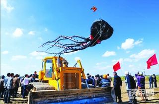 推土机放风筝，彭浦亮了！