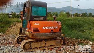 问问大家这款机是斗山还是大宇是0几款的挖掘机