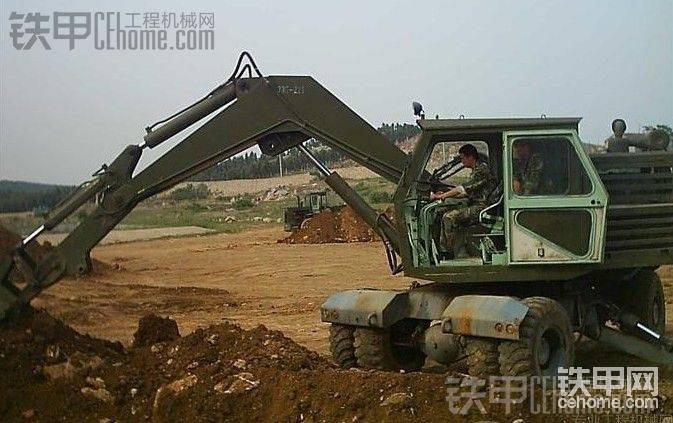 詹阳军用轮式挖掘机图片