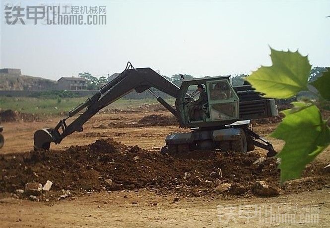 詹陽(yáng)74式軍用輪式挖掘機(jī)