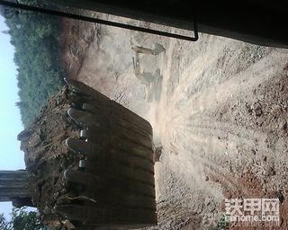 這是前個月替班開的沃爾沃210 。 新機(jī)，才300H。