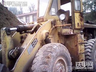 和日本制造的装载机一起干活