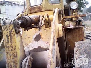 和日本制造的装载机一起干活