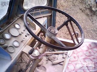 和日本制造的装载机一起干活