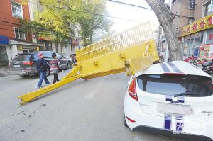 飞来横铲，掴伤小轿