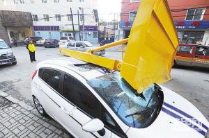 飞来横铲，掴伤小轿