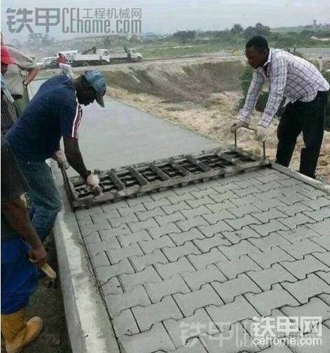非洲兄弟太机智了，你绝对没见过的铺路神器！！！！