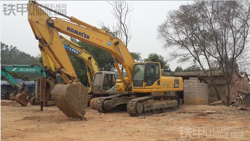 PC400-8貼上車貼就更漂亮了。