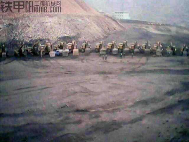 煤矿老板挖机多的都放哪生锈，上班比赶集还人多
