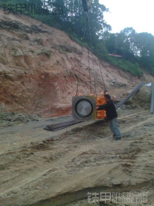 在大廣高速?gòu)V州段中鐵某局某公司工地裝液壓夯實(shí)機(jī)