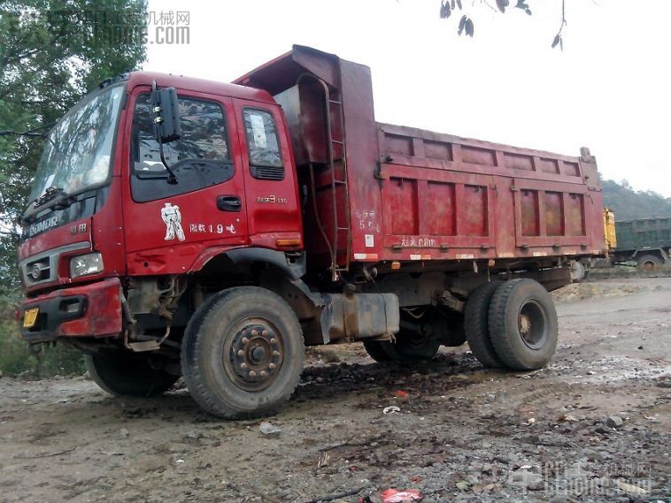 廈工951-3之雨后的工地機(jī)械翻斗車美圖