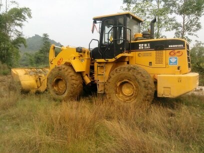 廈工951-3之雨后的工地機(jī)械翻斗車美圖