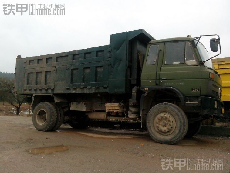 廈工951-3之雨后的工地機(jī)械翻斗車美圖