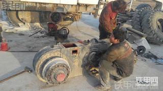 今日維修徐工GR18 平地機 右側(cè)平衡箱異響。