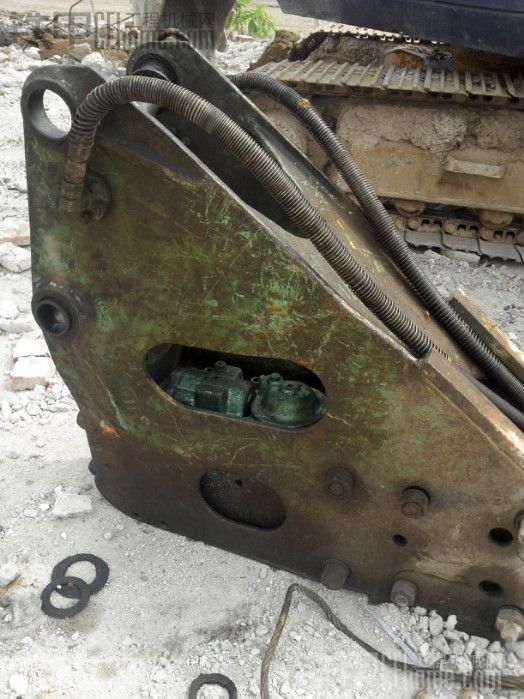 破碎锤中的氮气从进油管和回油管喷出来，怎么修理？