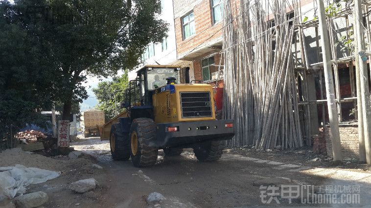 看看這鏟車 開下20米的河里頭