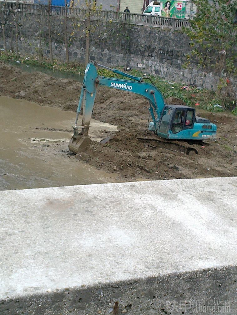 家門口河里在清河道的挖機(jī)沒見過··