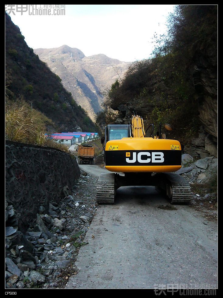 JCB240帶領(lǐng)后八輪找了一下午石頭就找了2車，現(xiàn)在石頭都是寶啊