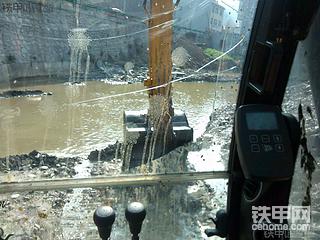 JCB之下河挖沙 筛沙