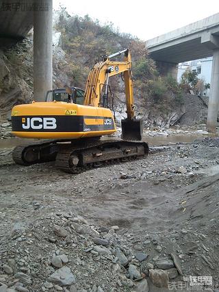 JCB之下河挖沙 筛沙