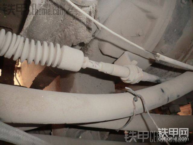 油門拉線側(cè)，把油管扒開就能見到