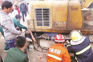 湖北巴东县一处工地上一名男子被压挖掘机下