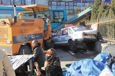 銑刨機失控撞汽車！ 大連理工大學門口銑刨機突然失控 連撞三車一人受傷