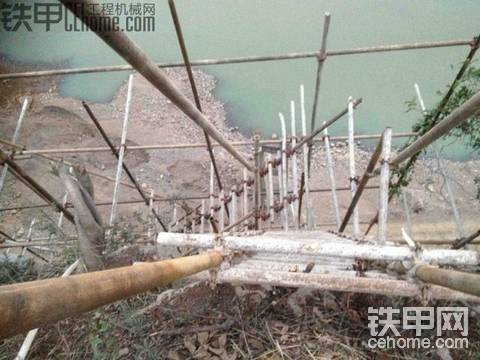 小松210愛在懸崖，中聯(lián)220T三者插足讓其分手全程記錄