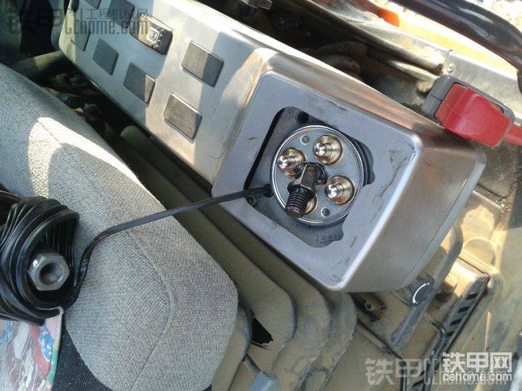 換了四個(gè)新的出廠價(jià)一千元，還好在保修期內(nèi)，原以為新款的不一樣，結(jié)果拆下來(lái)對(duì)比，一模一樣，我無(wú)語(yǔ)了