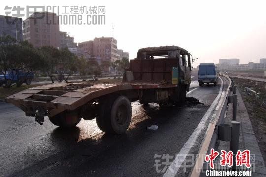 惠州挖掘機(jī)板車出事故了、、導(dǎo)致與其相撞的摩托車駕駛員被燒死。