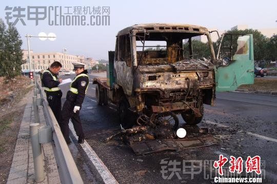 惠州挖掘机板车出事故了、、导致与其相撞的摩托车驾驶员被烧死。
