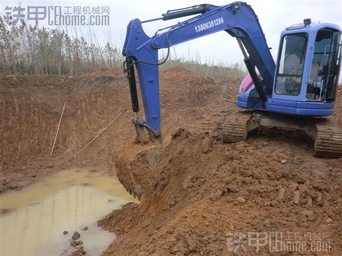 進(jìn)口小松無(wú)尾PC75-3挖掘機(jī)車小干大活 挖魚塘實(shí)戰(zhàn)成果展示