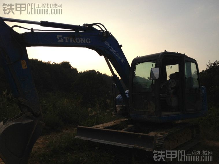 石场随拍山重建机80挖掘机和小松PC200-7挖掘机工作图片