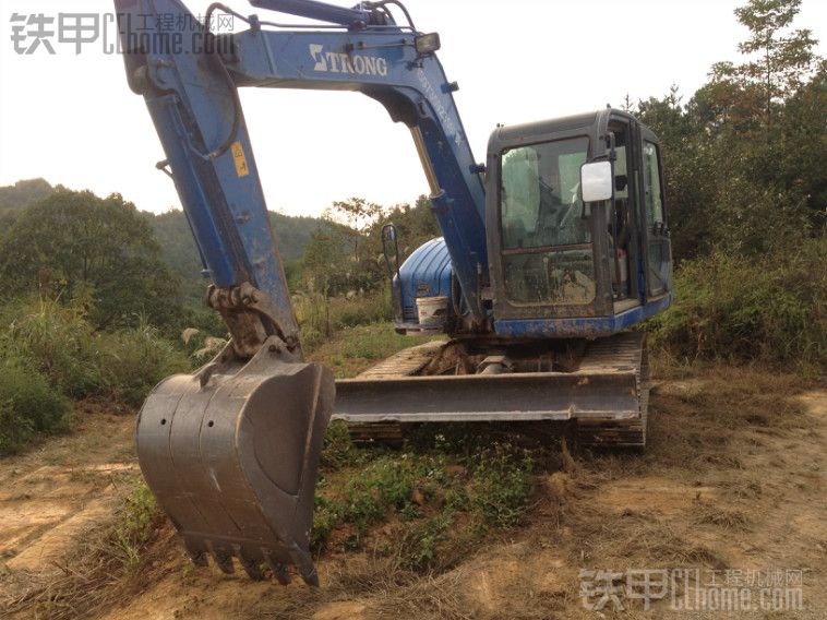 石场随拍山重建机80挖掘机和小松PC200-7挖掘机工作图片