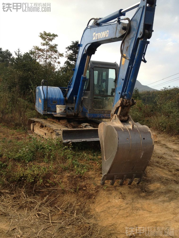 石场随拍山重建机80挖掘机和小松PC200-7挖掘机工作图片