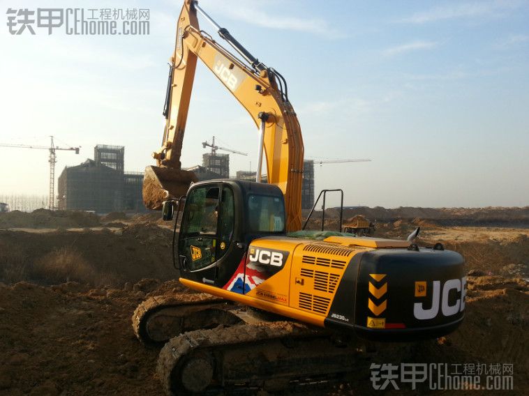 今天拍到的JCB挖掘机施工图片！