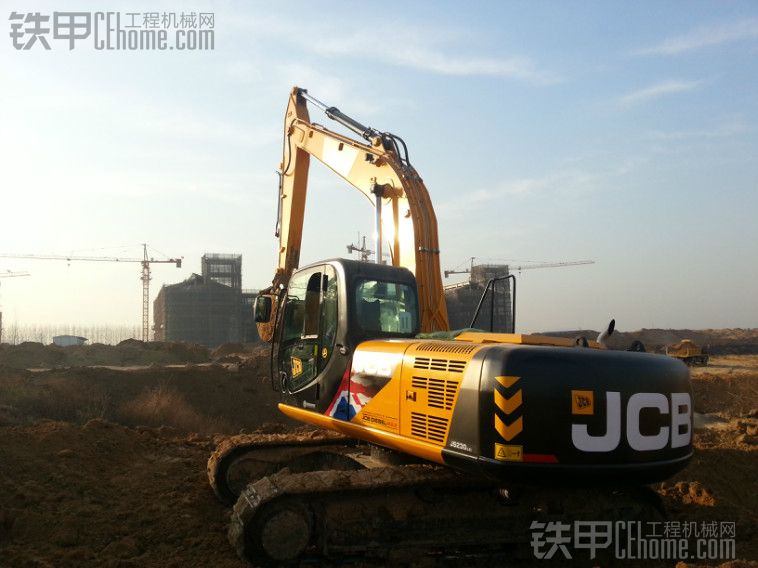 今天拍到的JCB挖掘機(jī)施工圖片！