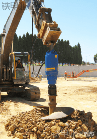 用挖机加装螺旋钻机钻洞的效果